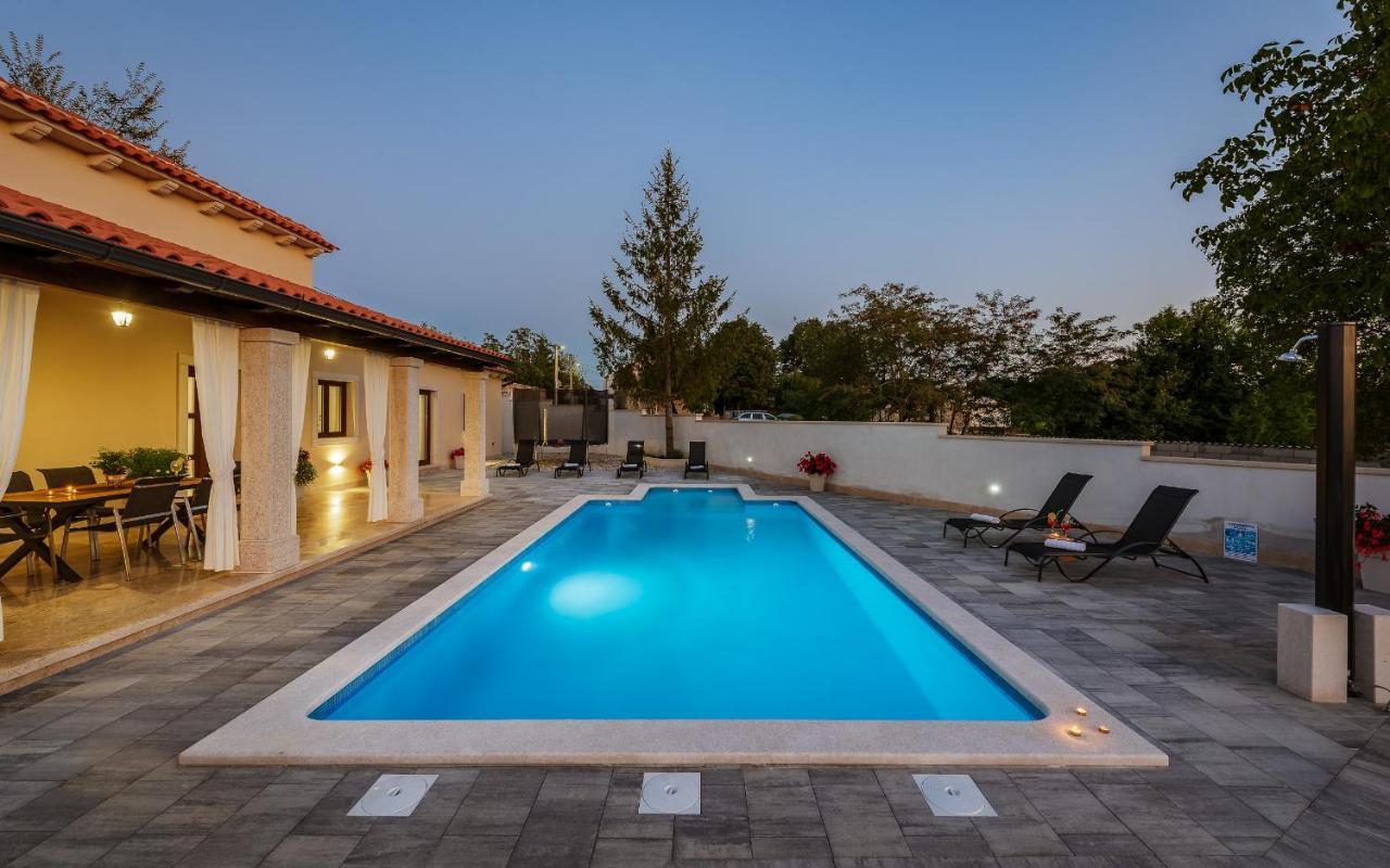 Villa Desapemani Žminj エクステリア 写真