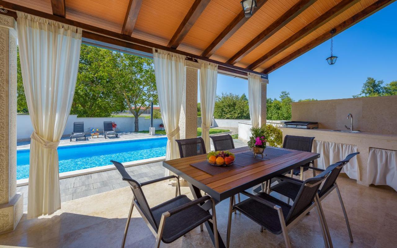 Villa Desapemani Žminj エクステリア 写真