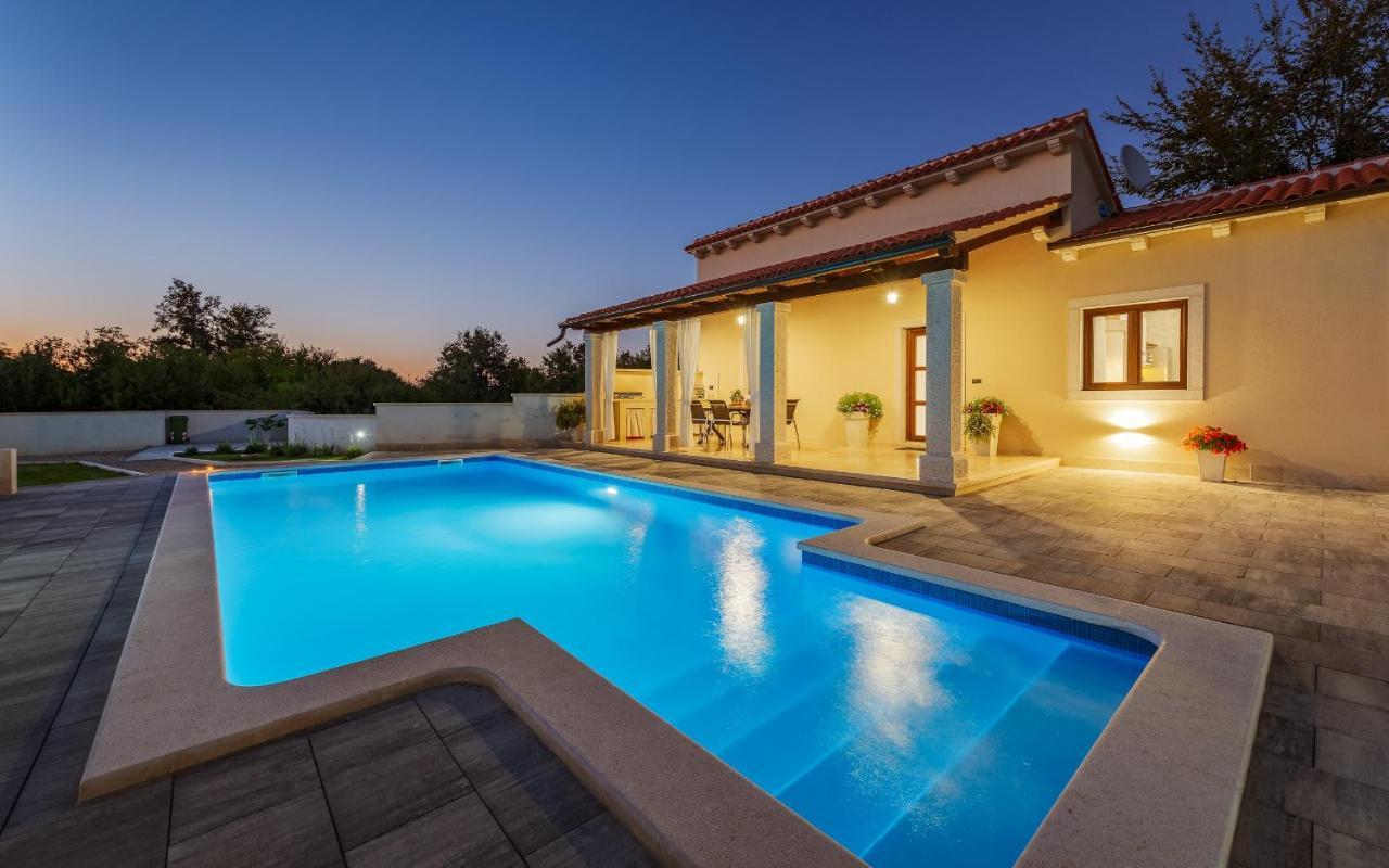 Villa Desapemani Žminj エクステリア 写真